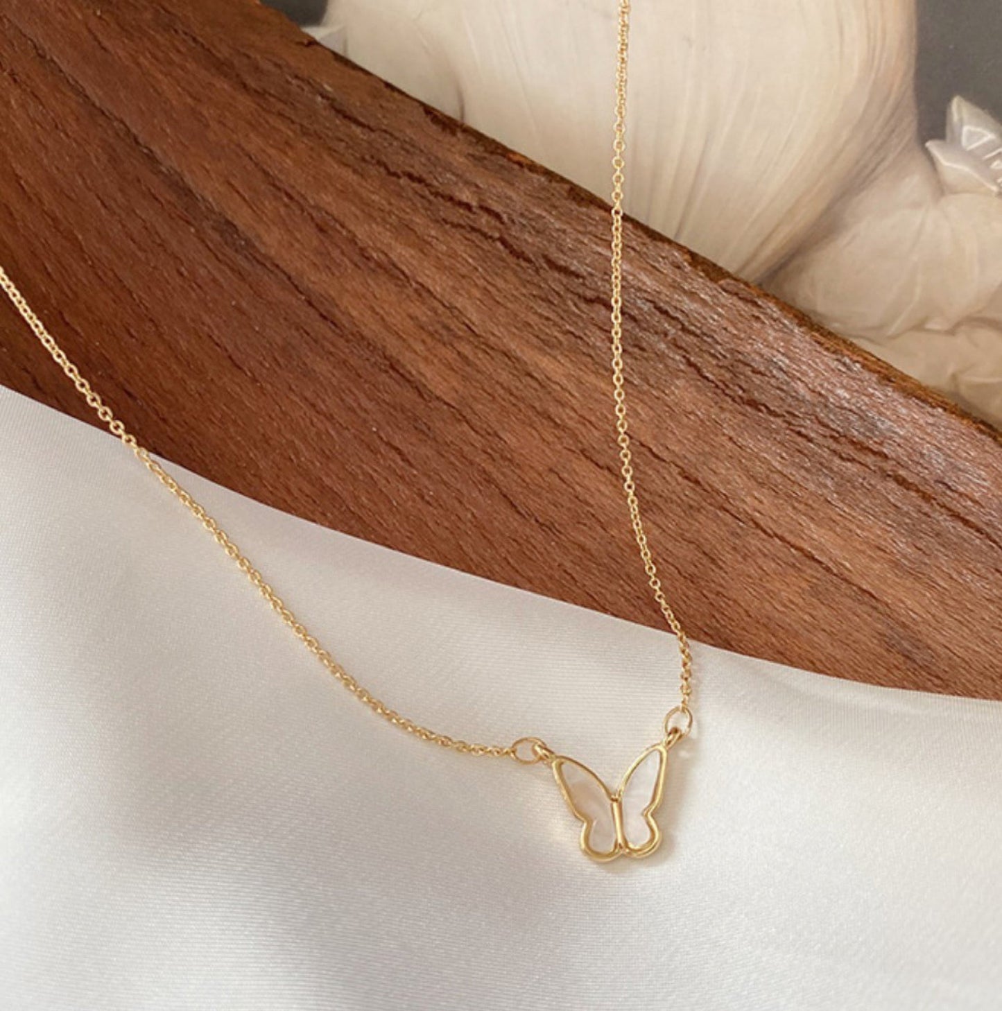 Colar com pingente de borboleta