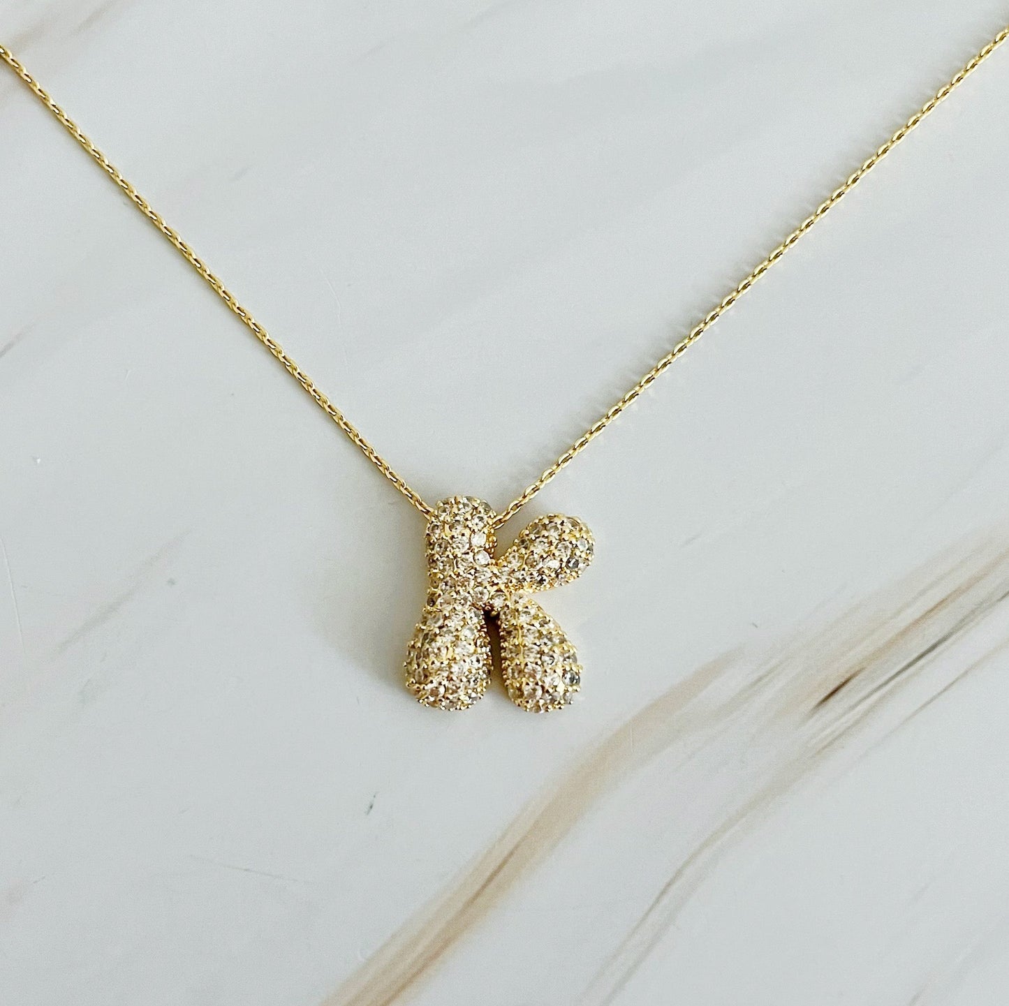 Colar dourado com Inicial em Bolha de Cristal
