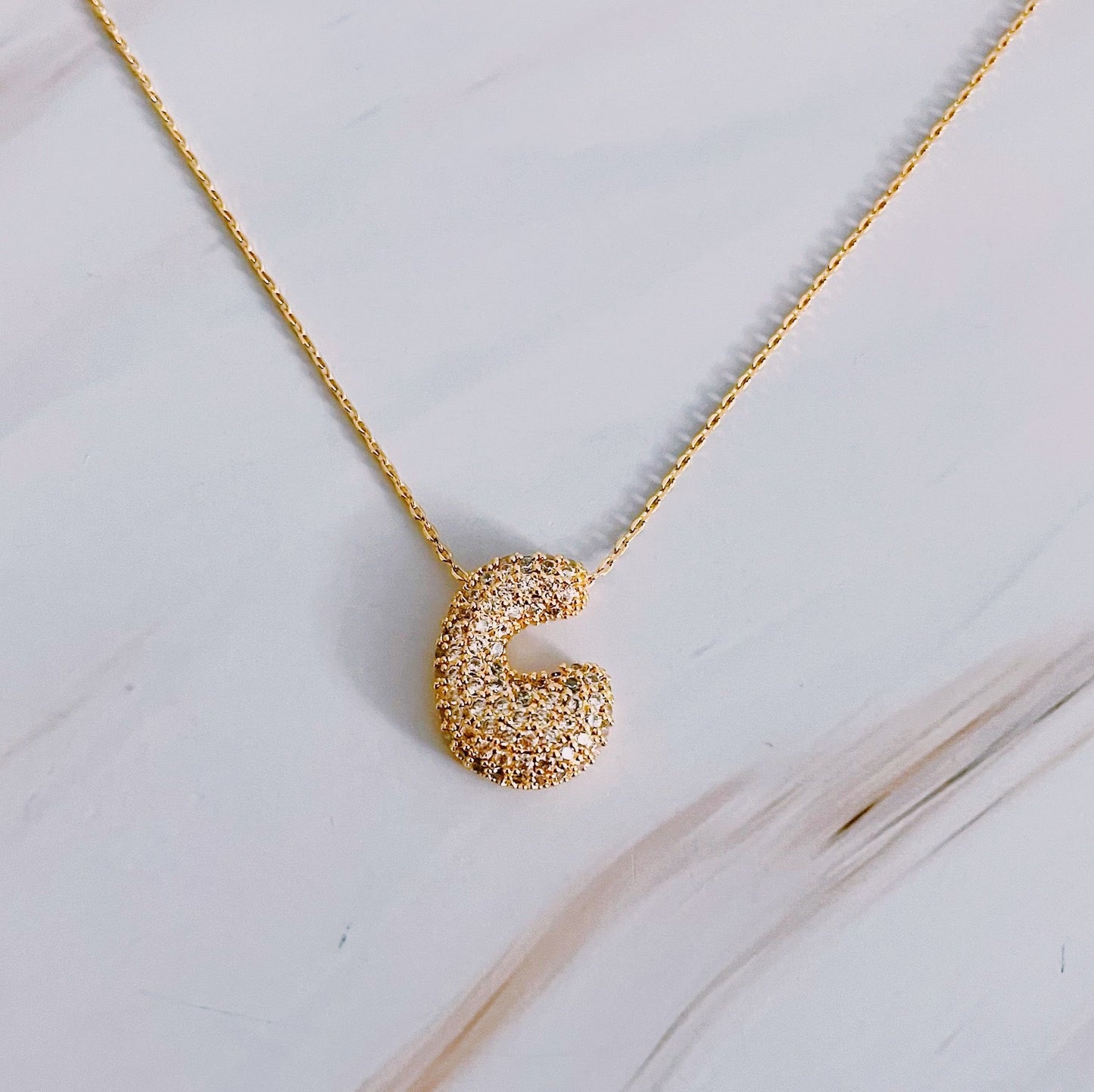 Colar dourado com Inicial em Bolha de Cristal