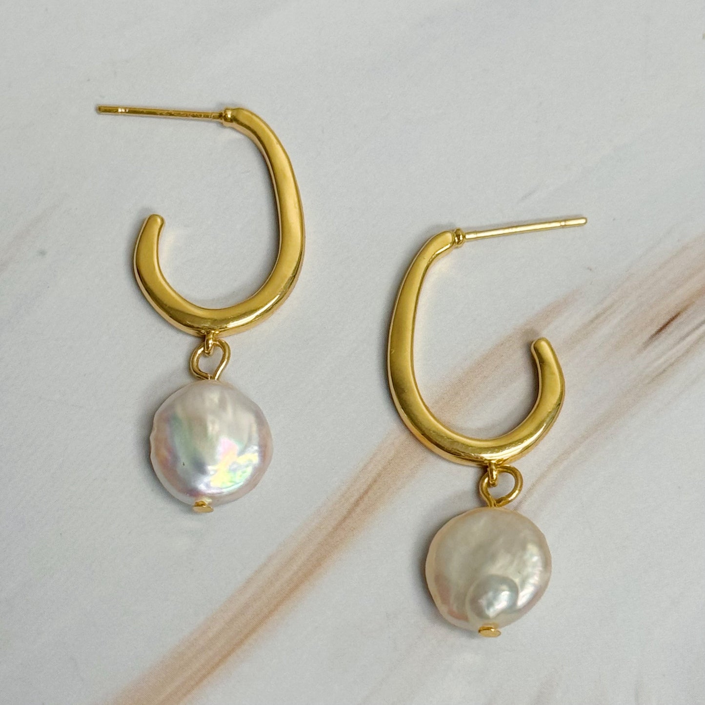 Brincos de argola chiques com pérolas