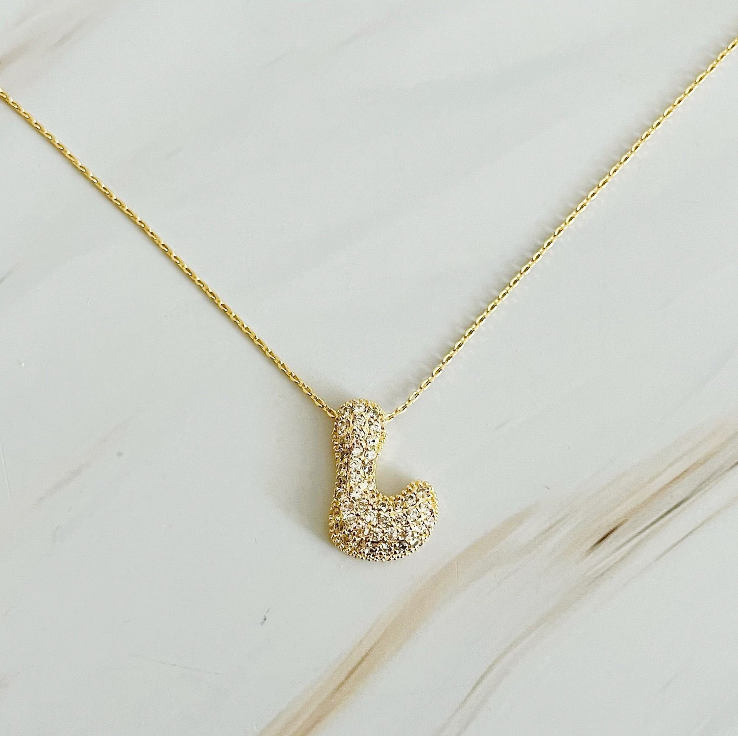 Colar dourado com Inicial em Bolha de Cristal