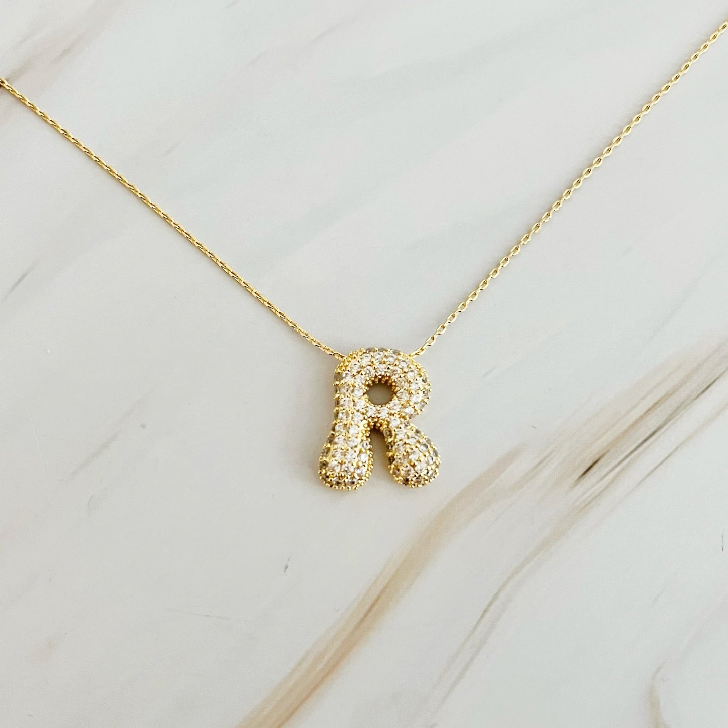 Colar dourado com Inicial em Bolha de Cristal