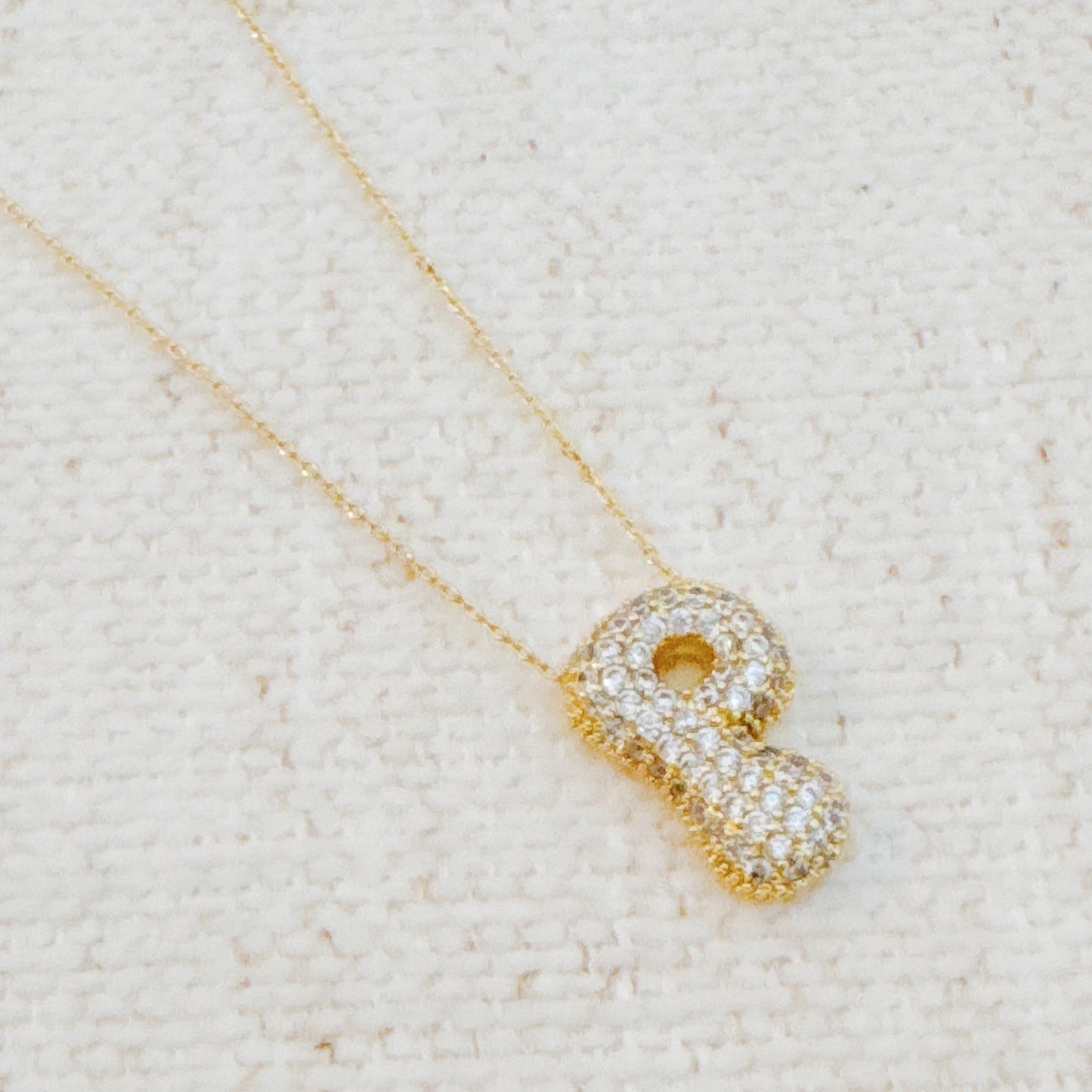 Colar dourado com Inicial em Bolha de Cristal
