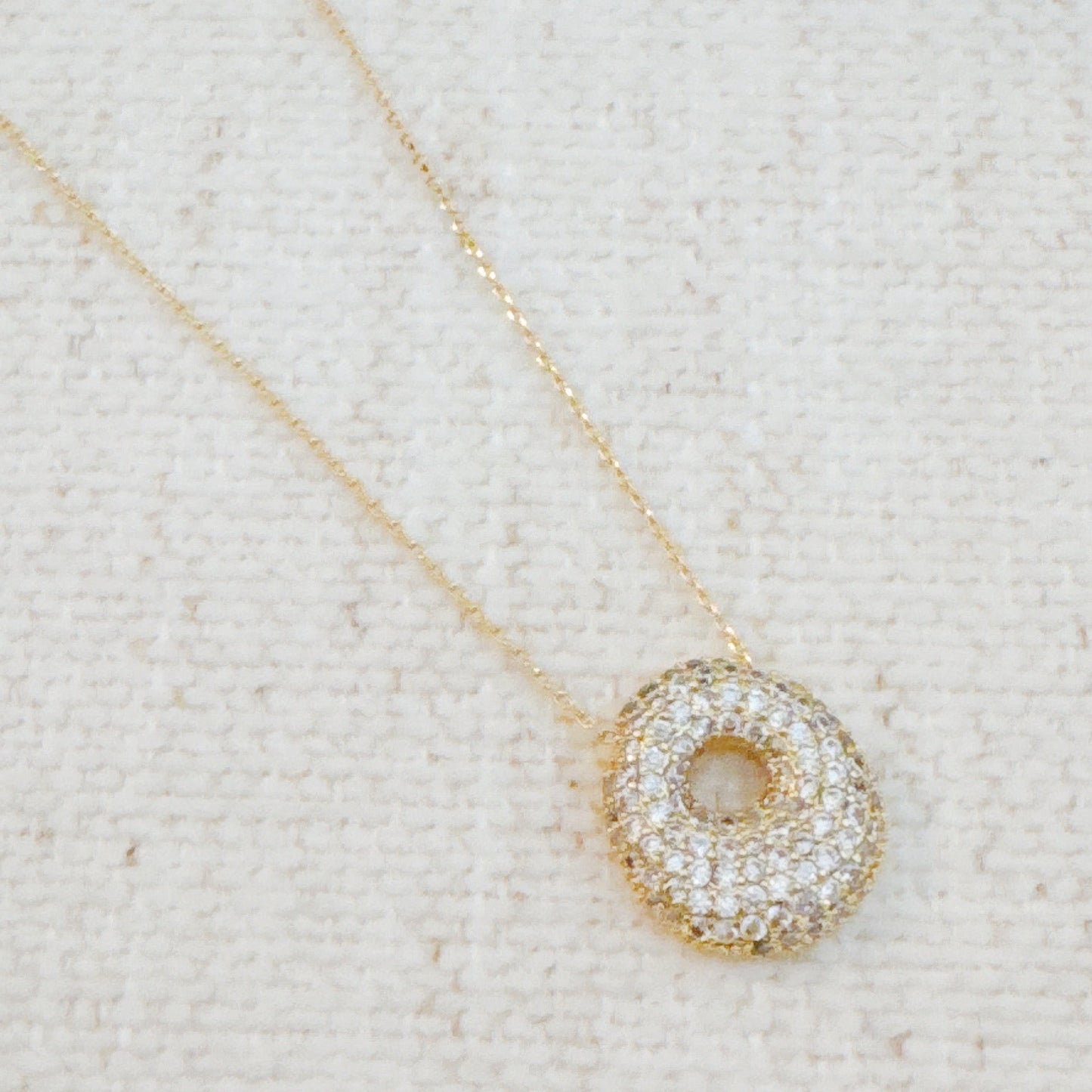 Colar dourado com Inicial em Bolha de Cristal