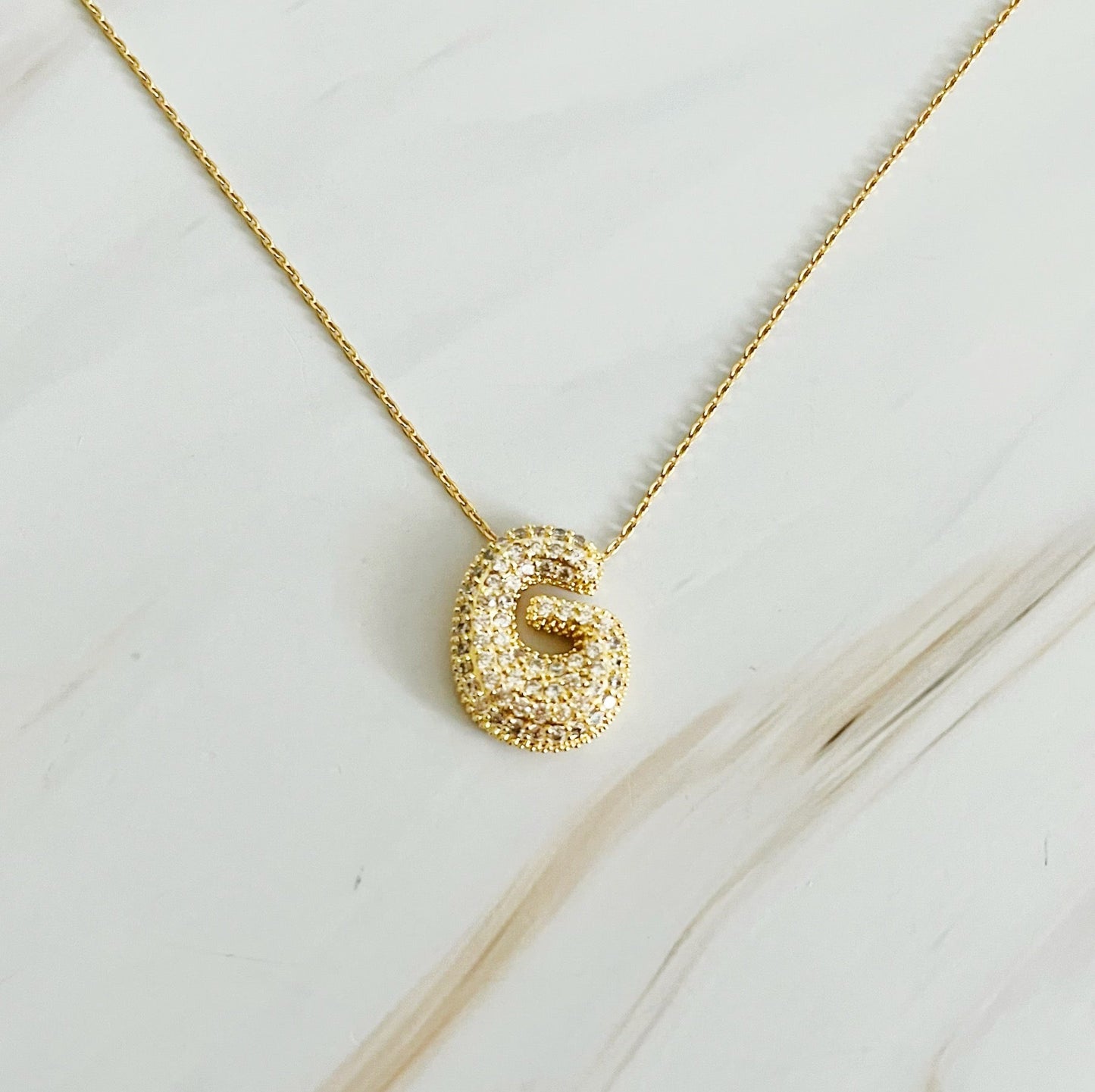 Colar dourado com Inicial em Bolha de Cristal