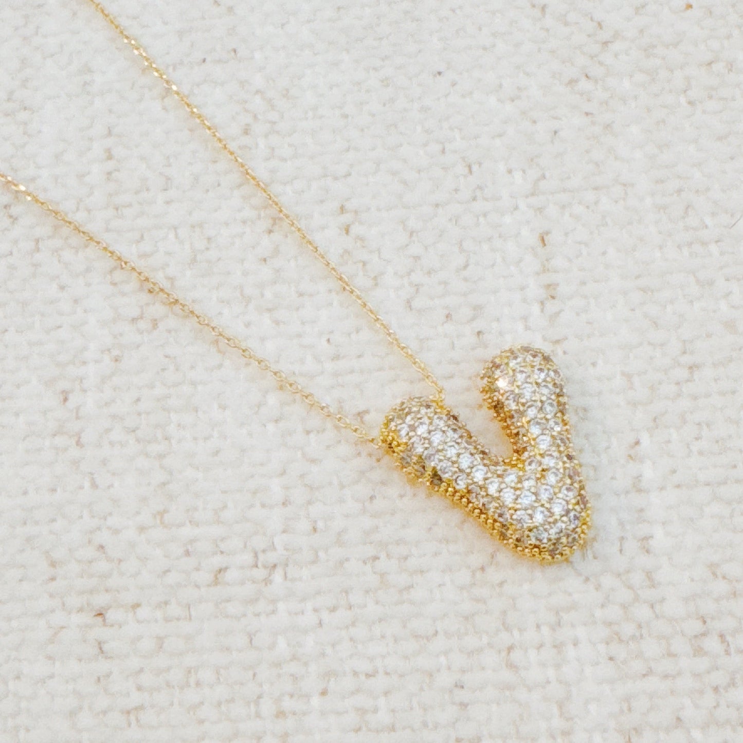 Colar dourado com Inicial em Bolha de Cristal