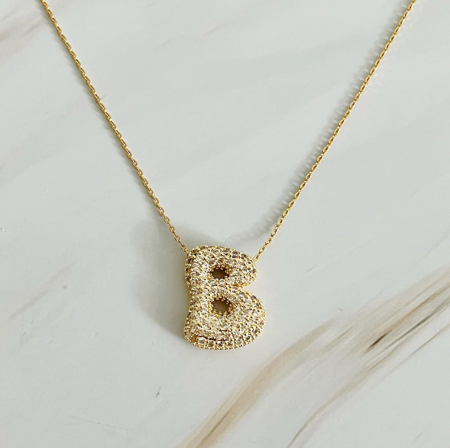 Colar dourado com Inicial em Bolha de Cristal