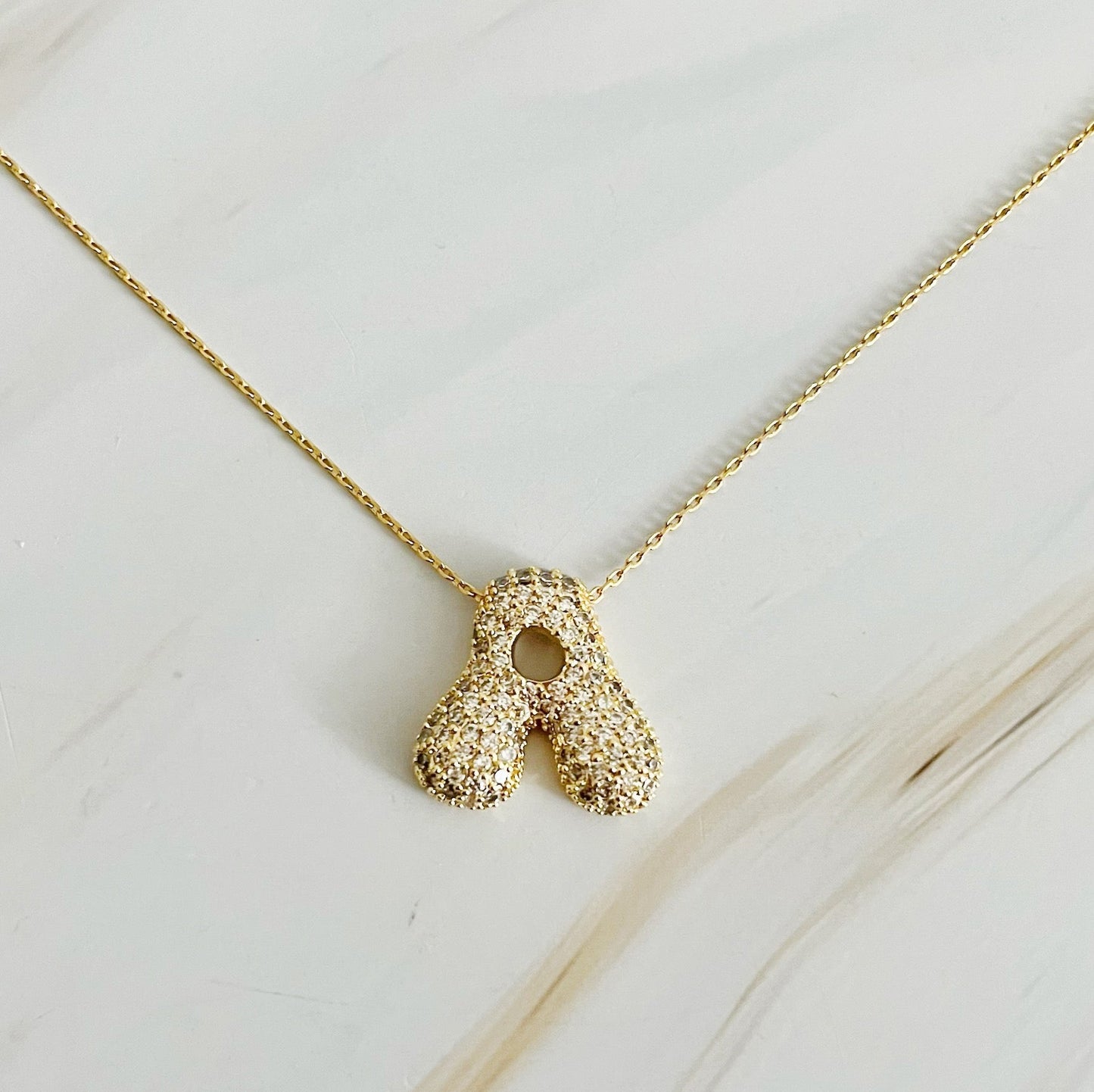 Colar dourado com Inicial em Bolha de Cristal