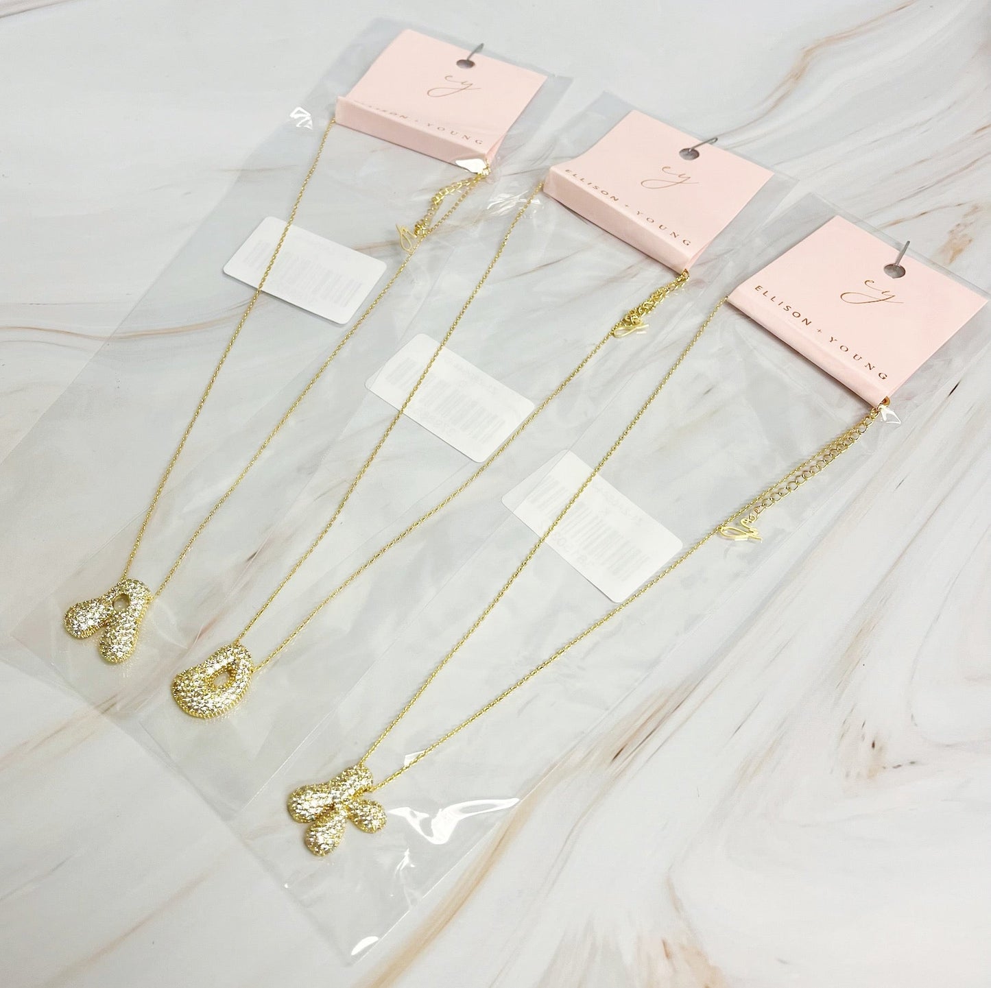 Colar dourado com Inicial em Bolha de Cristal