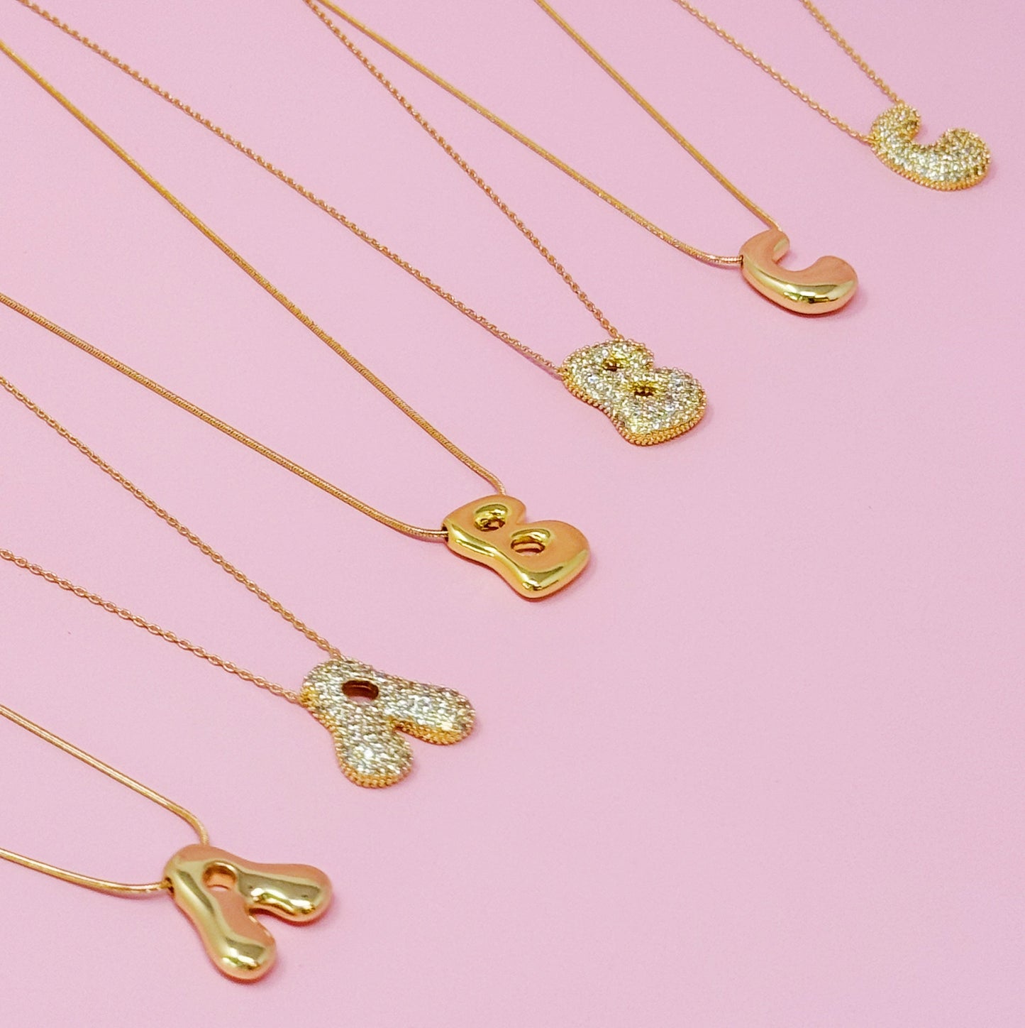 Colar dourado com Inicial em Bolha de Cristal