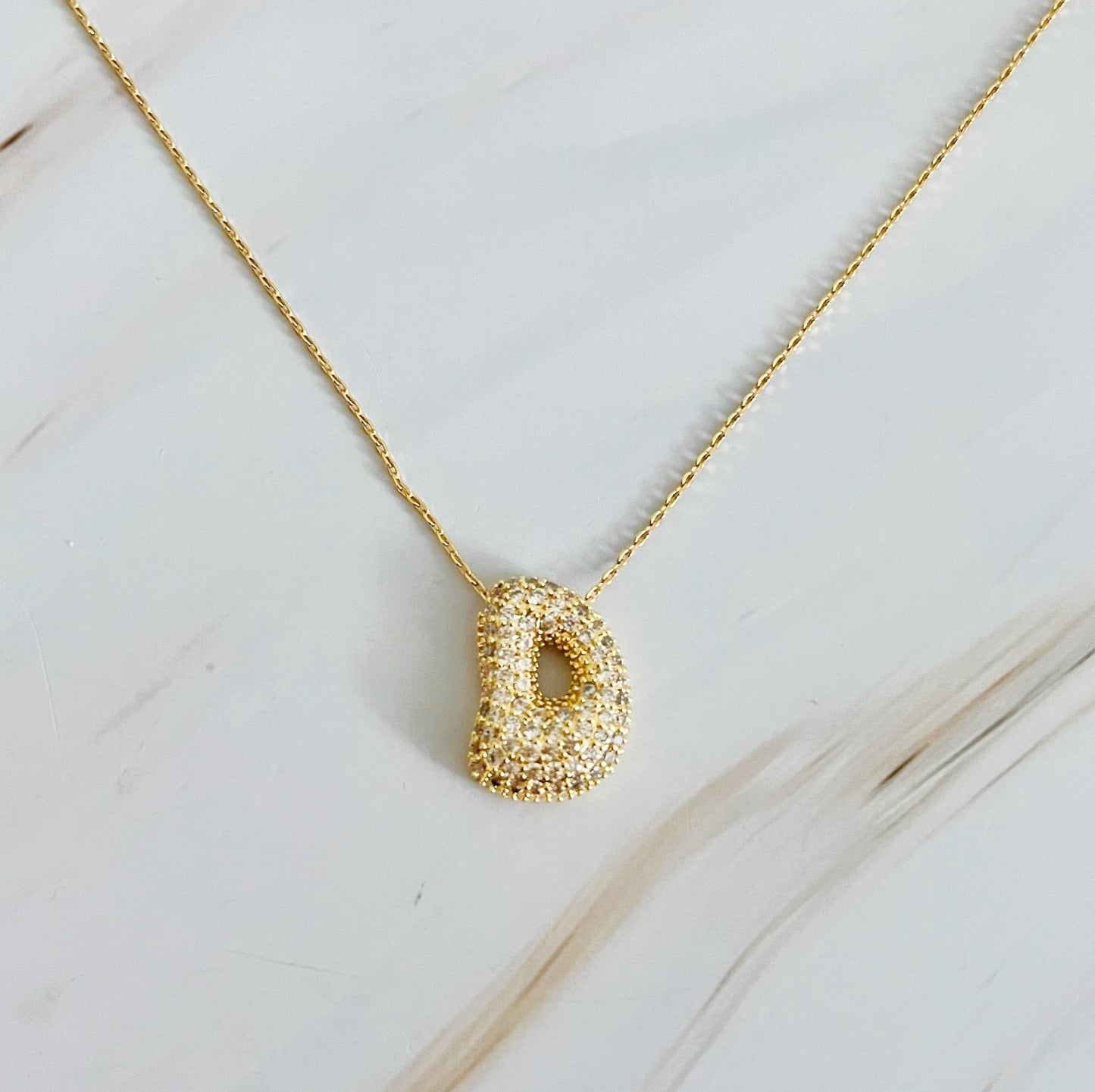 Colar dourado com Inicial em Bolha de Cristal