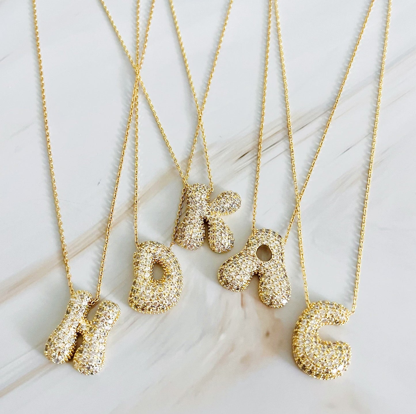 Colar dourado com Inicial em Bolha de Cristal