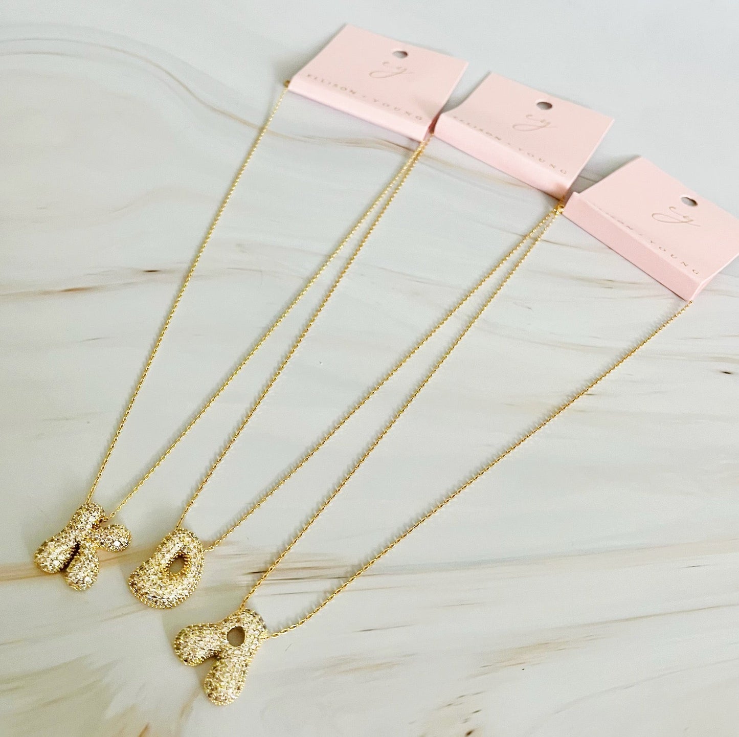 Colar dourado com Inicial em Bolha de Cristal