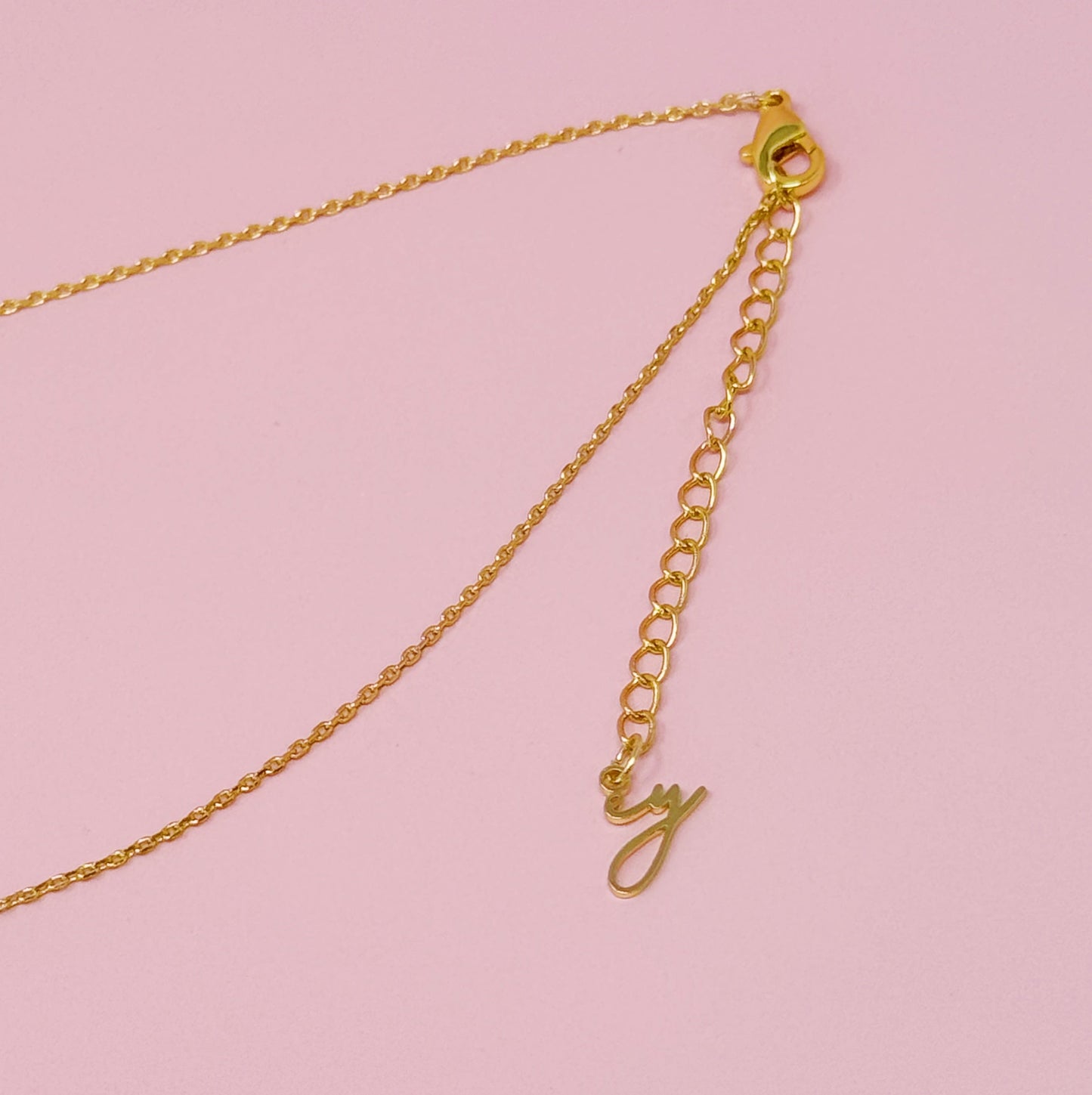 Colar dourado com Inicial em Bolha de Cristal