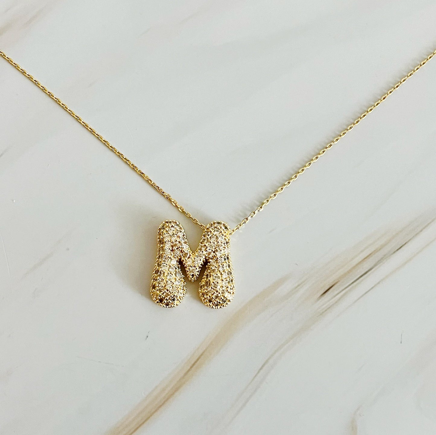 Colar dourado com Inicial em Bolha de Cristal