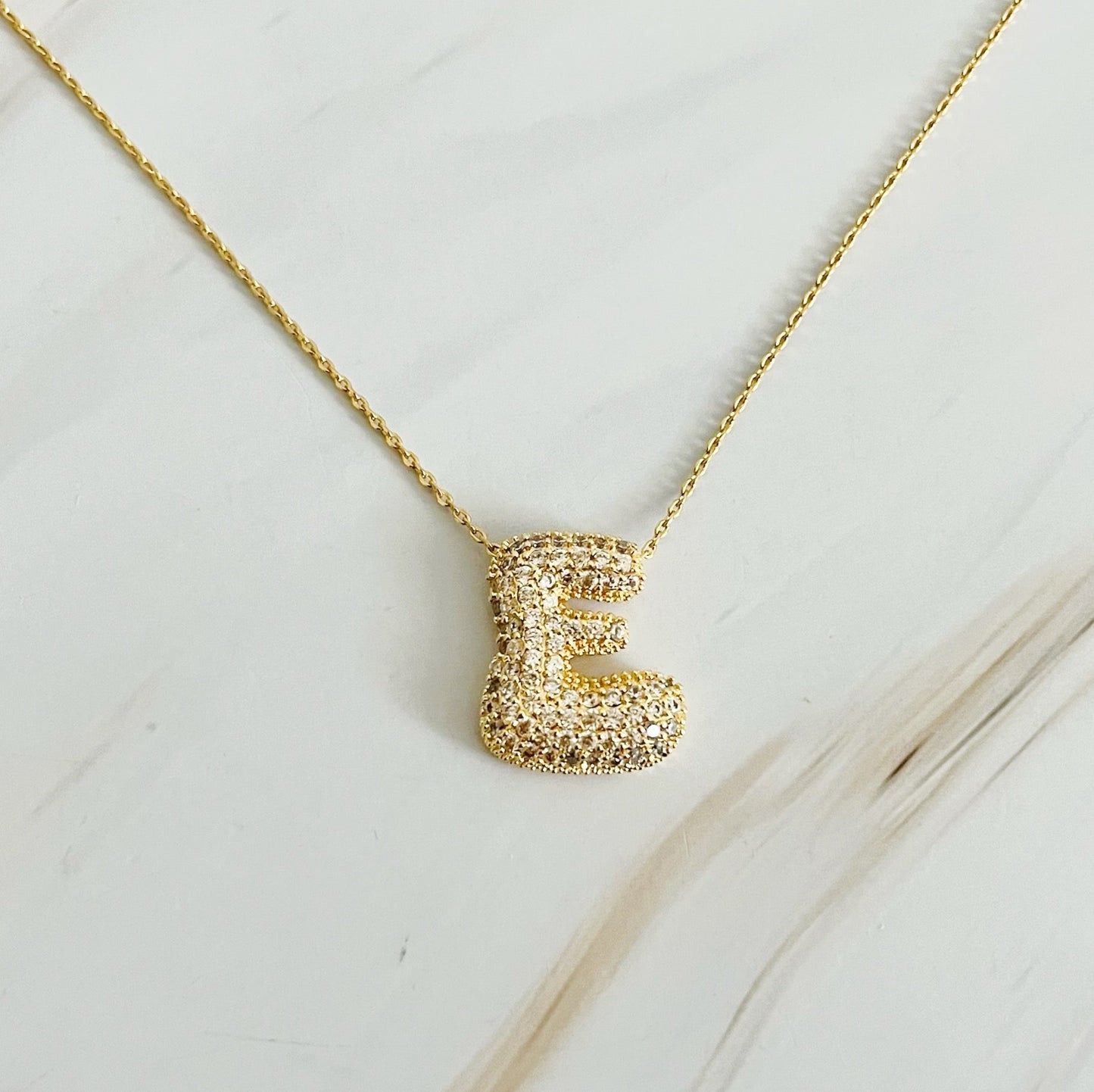 Colar dourado com Inicial em Bolha de Cristal