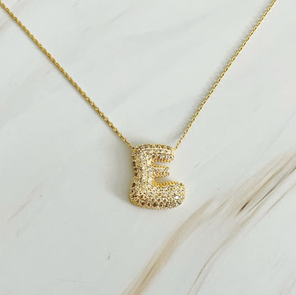 Colar dourado com Inicial em Bolha de Cristal