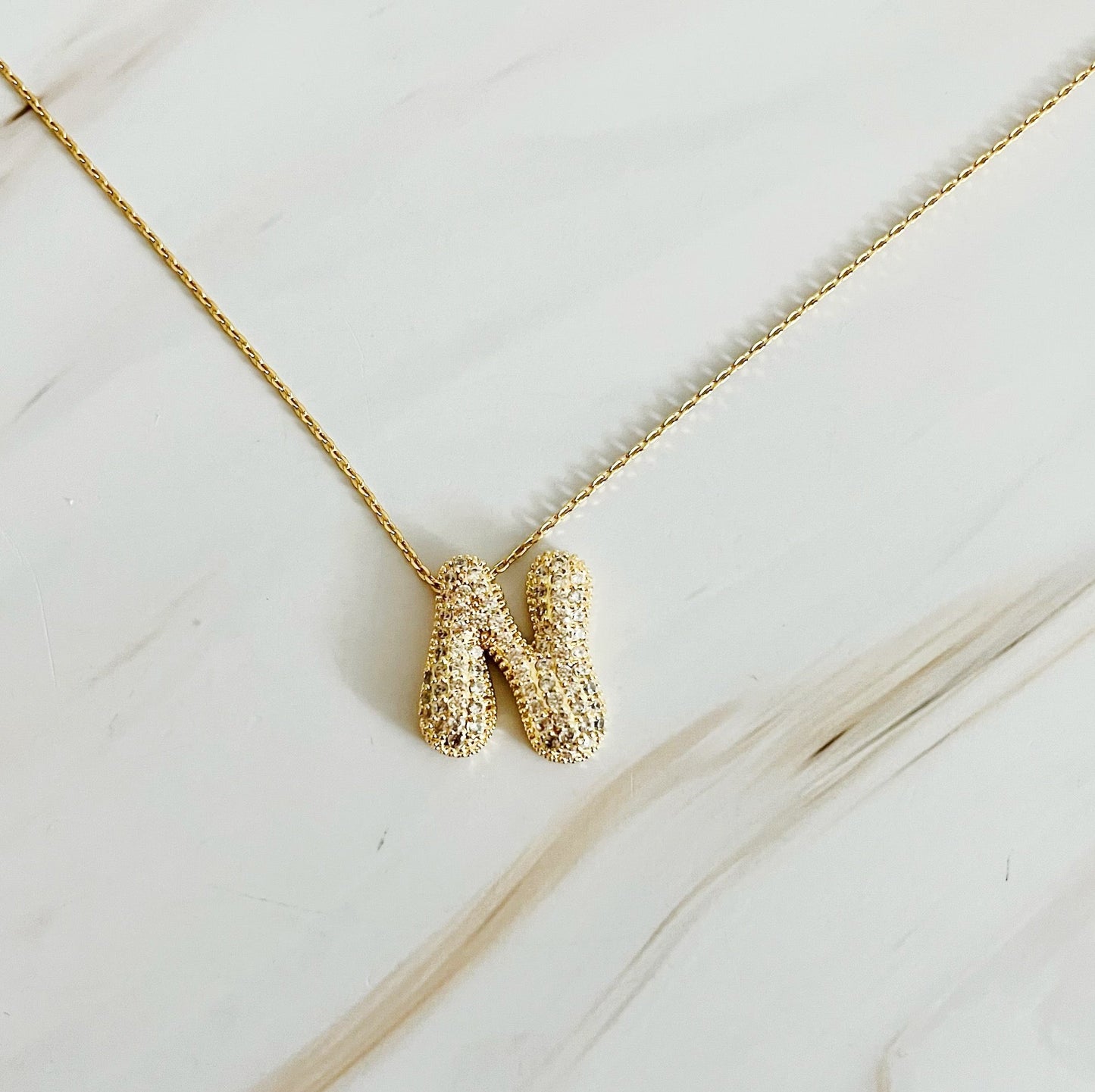 Colar dourado com Inicial em Bolha de Cristal