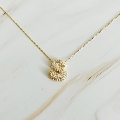 Colar dourado com Inicial em Bolha de Cristal